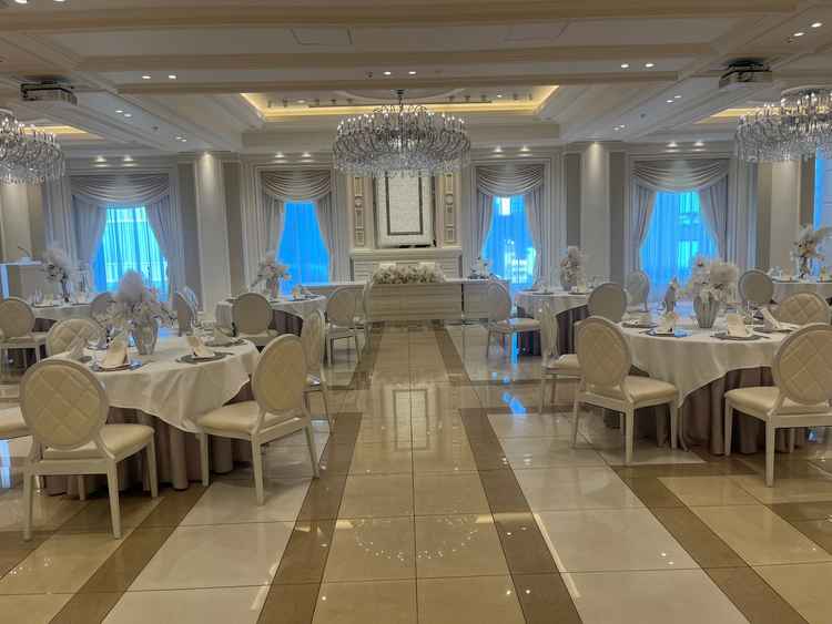 披露宴会場は、ベージュで統一感があり可愛らしい雰囲気だった。