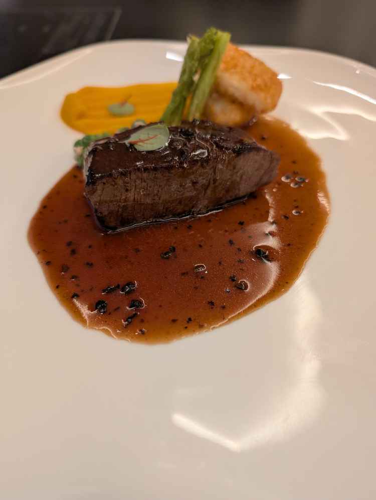 しかっりとお肉の味を味わえる量を提供してもらえる。ソースが絶妙でとても美味しかった。