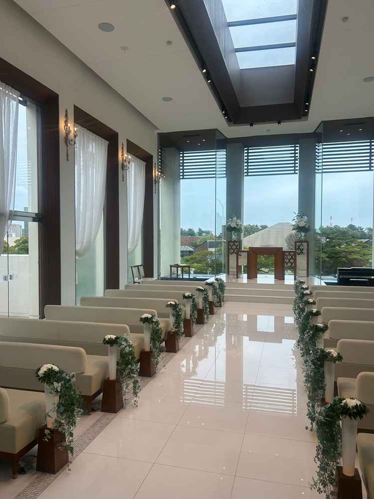 チャペルは白を基調としたデザインで、右奥に海も見える最高の眺めでした。