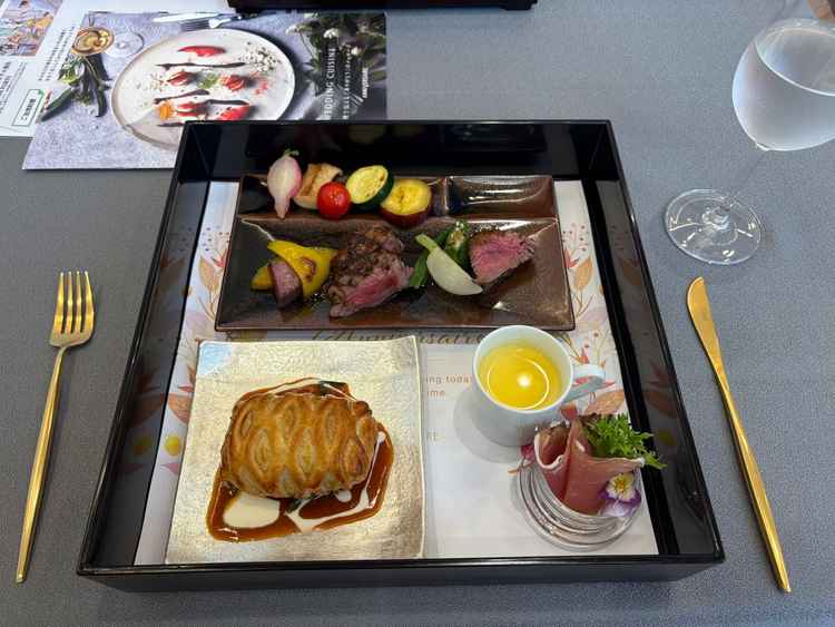 頂いた試食。お肉とお魚のメインがあり豪華。