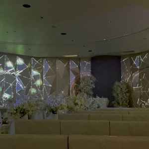 チャペルの演出。新郎新婦入場前にチャペル内でムービーを投影することができる。