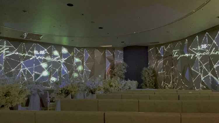 チャペルの演出。新郎新婦入場前にチャペル内でムービーを投影することができる。