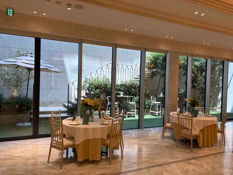 披露宴会場の写真。部屋は広々としていた。テラスがあり、階段からの登場などの演出も可能とのこと。