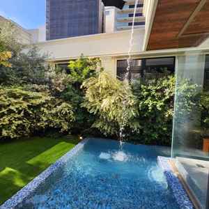 チャペルが庭と接続されていて、都会的で海外っぽい雰囲気でした。