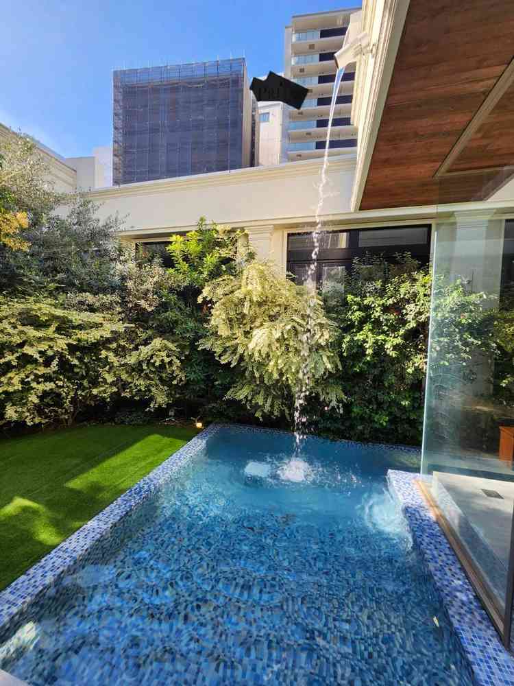 チャペルが庭と接続されていて、都会的で海外っぽい雰囲気でした。