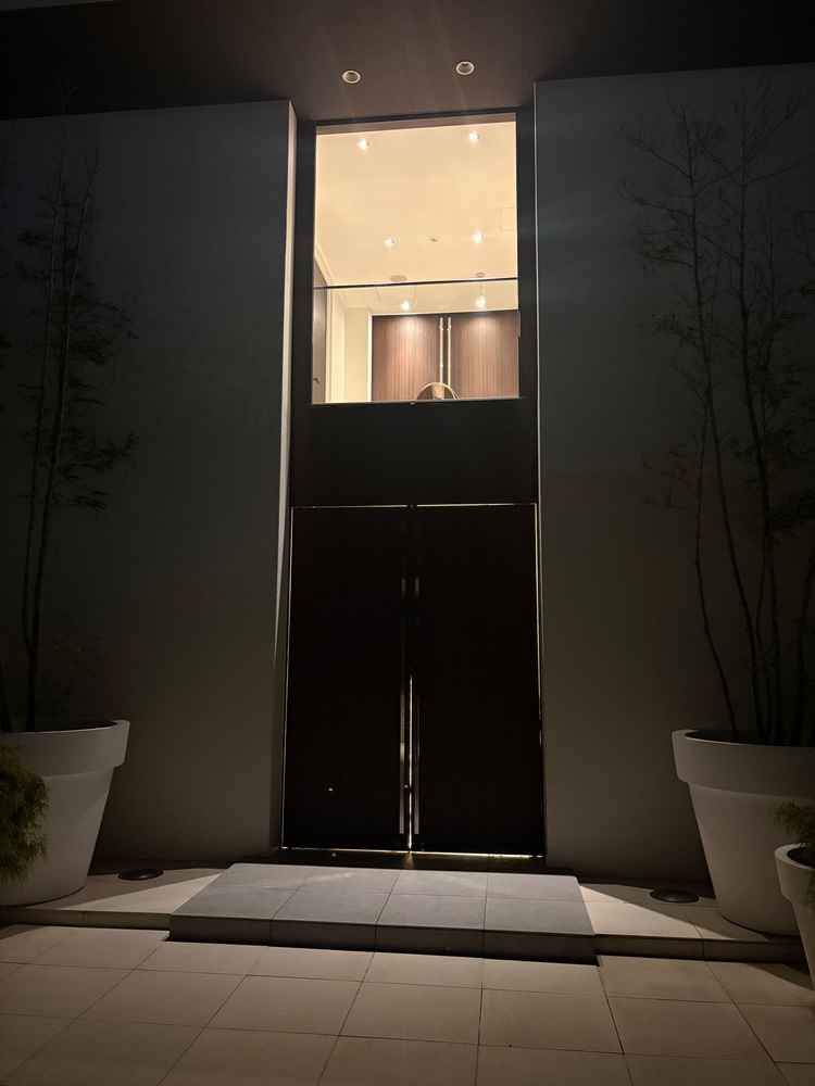 上の窓から登場し、ブーケトスやお菓子のばらまきなどの演出ができて楽しめそうでした。