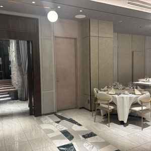 チャペルから披露宴会場が非常に近いので、ゲストにも動線の良さを喜ばれそうな気がします。