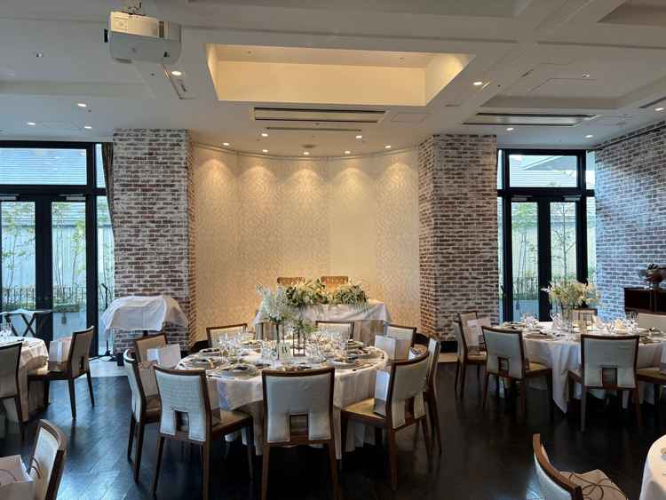 テラス付きの披露宴会場。外の空気もあり開放感とアットホームさがある