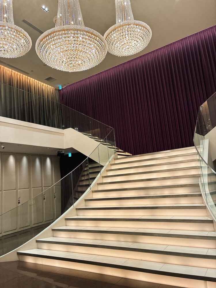 天高のある階段。集合写真も撮れる