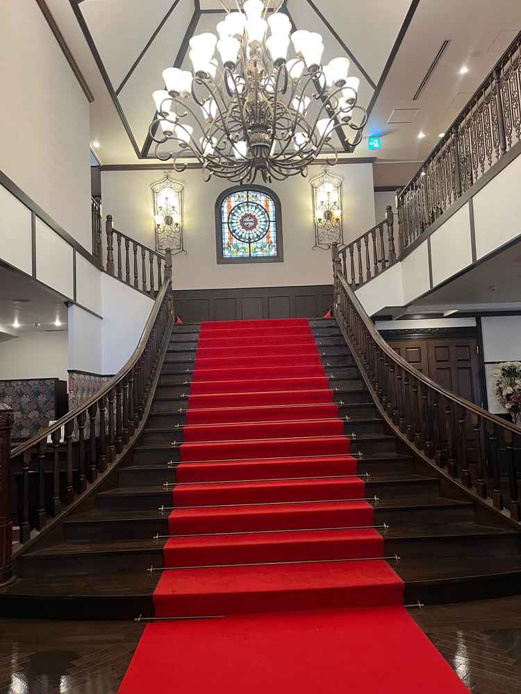 入り口入ってすぐの大階段。まっすぐ伸びててドレス映えしそうな階段でした。