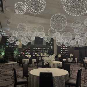 披露宴会場はライトがすごく綺麗で華やかな空間でした。