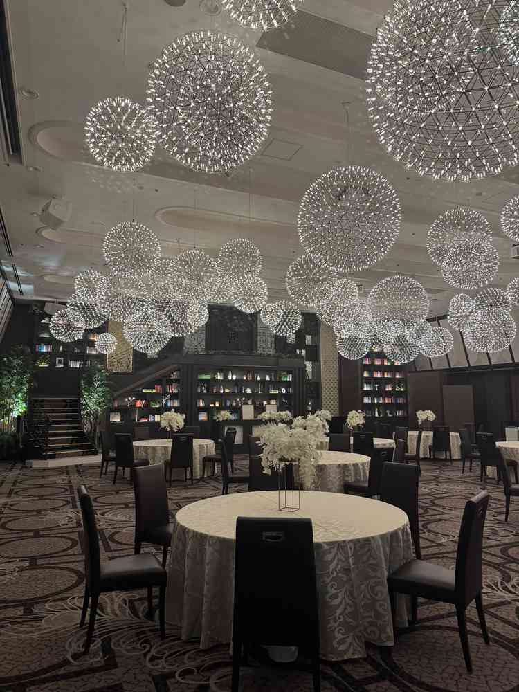 披露宴会場はライトがすごく綺麗で華やかな空間でした。