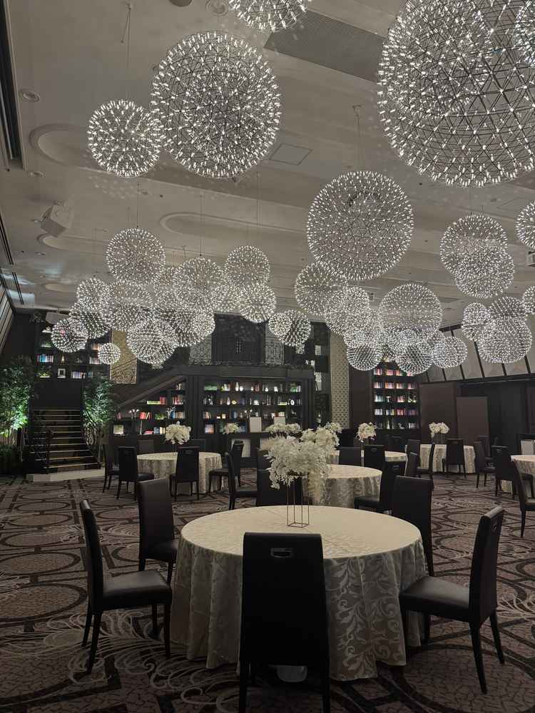 披露宴会場はライトがすごく綺麗で華やかな空間でした。