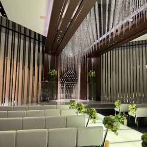 チャペル内観。イスが柔らかい素材で、背もたれが低めなため着物の方や高齢者も座りやすいと感じました。