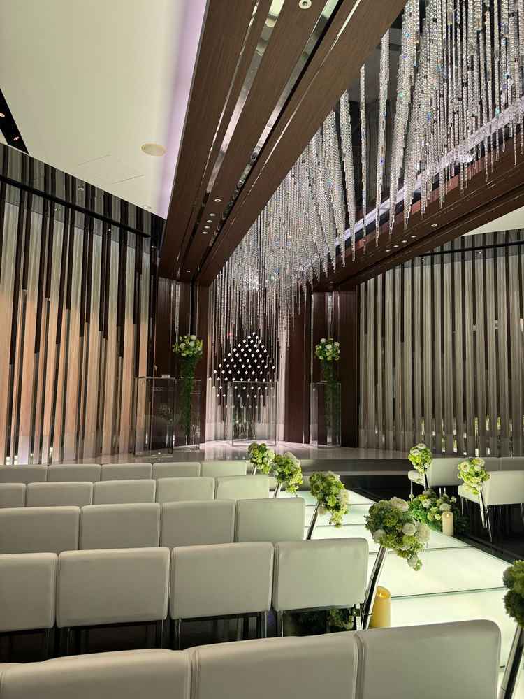 チャペル内観。イスが柔らかい素材で、背もたれが低めなため着物の方や高齢者も座りやすいと感じました。