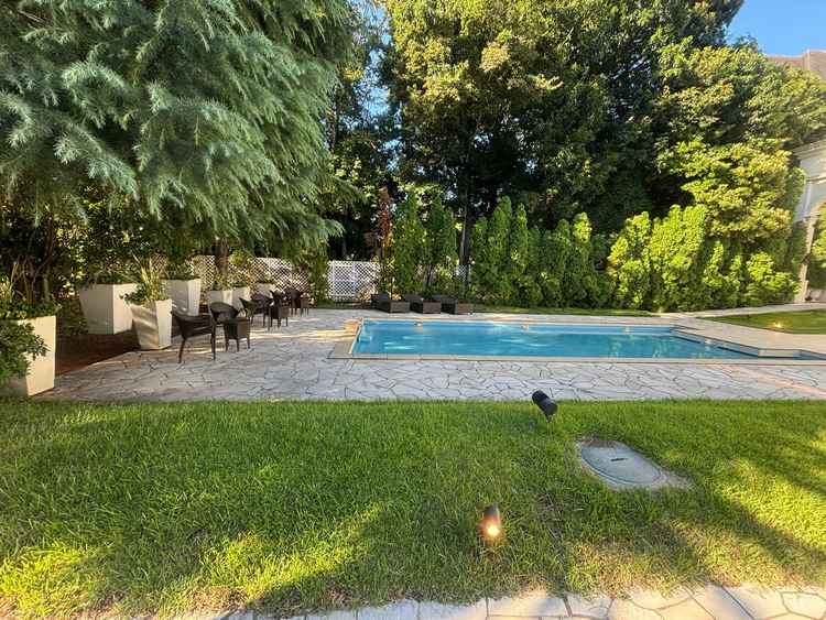 ガーデンの中にあるプール