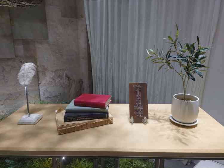 チャペルにあるテーブルに、植樹の儀を行う際の苗木が置いてありました