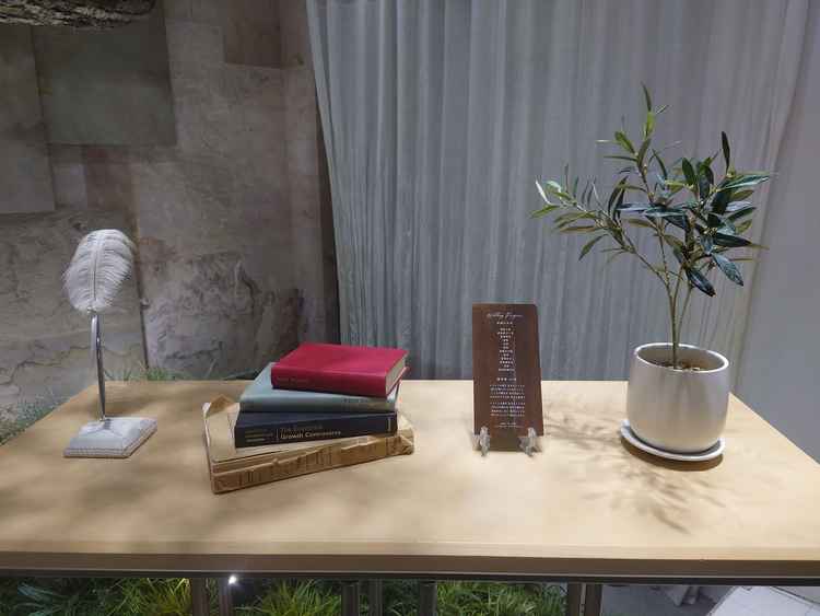 チャペルにあるテーブルに、植樹の儀を行う際の苗木が置いてありました