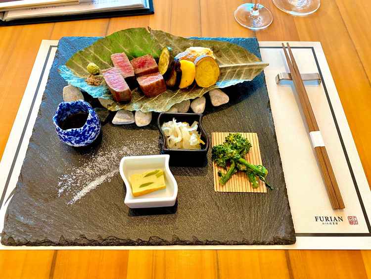 ワンプレート試食です。近江牛とシャトーブリアンの食べ比べで、どちらも良い牛肉の味が鼻を抜けます。