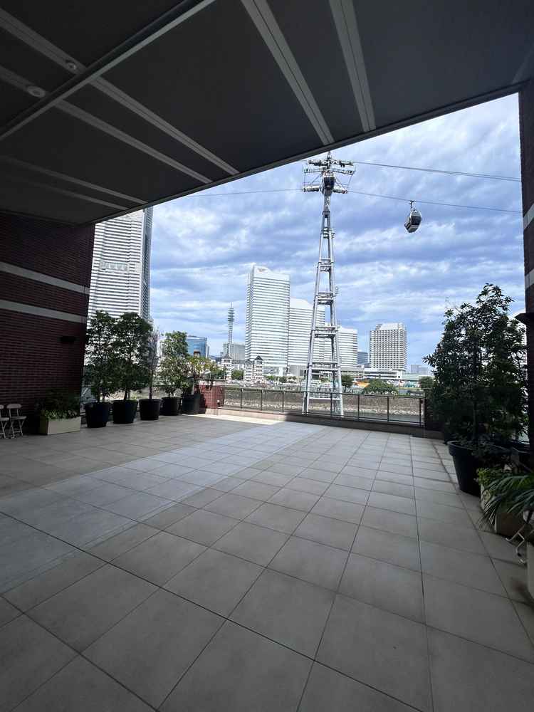 挙式後、外に出て写真撮影できる場所です。屋根もあるので雨天時も外で写真を撮ることが出来ます。