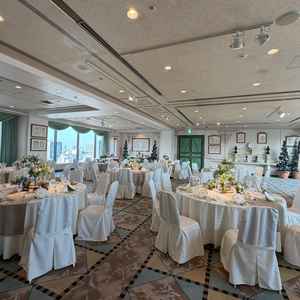 大きな窓が左右にある披露宴会場は、都内とは思えないほど開放感がありました。装飾も美しかったです。