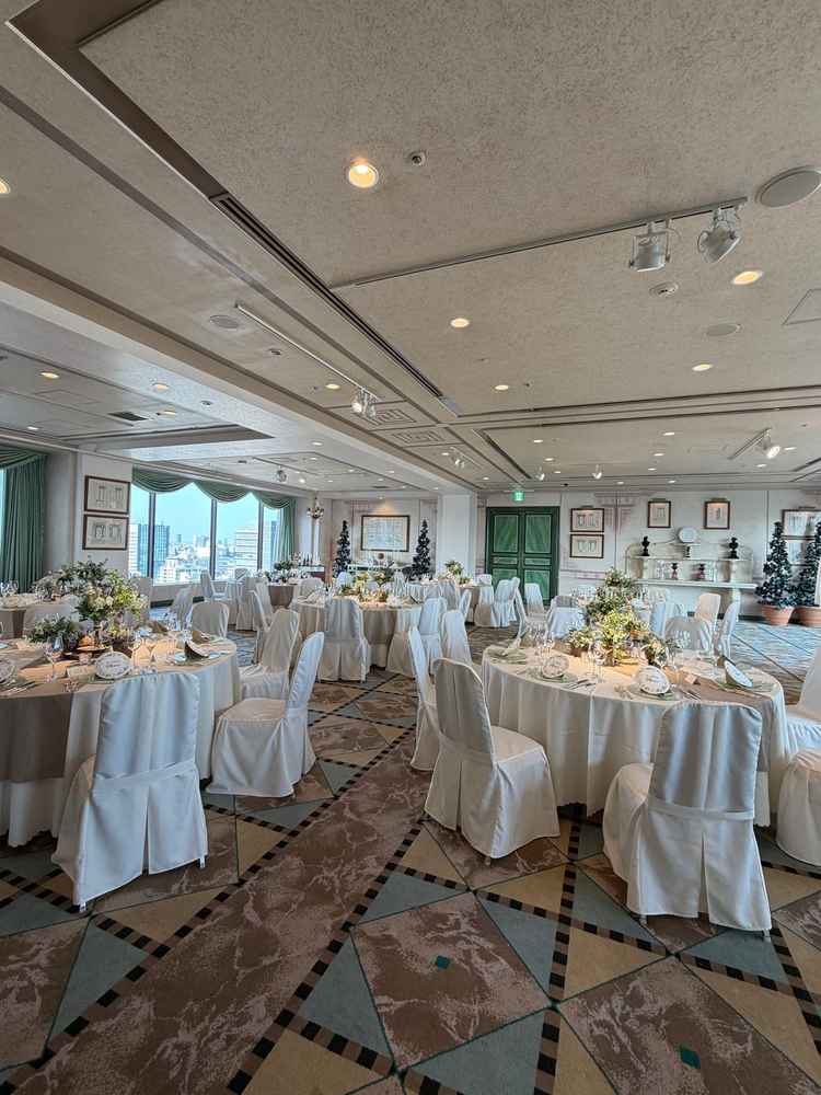 大きな窓が左右にある披露宴会場は、都内とは思えないほど開放感がありました。装飾も美しかったです。