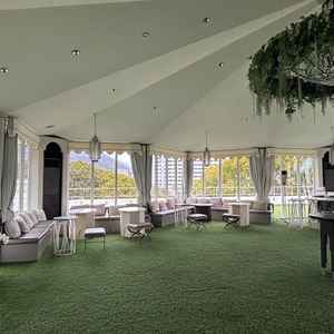 1番狭い会場はこちらの屋上も使えるとのことでご案内いただきました？