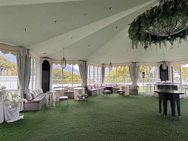 1番狭い会場はこちらの屋上も使えるとのことでご案内いただきました？