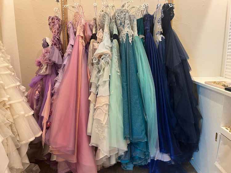 紫や青系統のカラードレスを拝見しました。