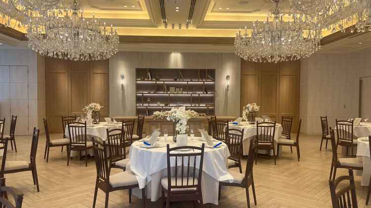 披露宴会場②。木目のある家具でナチュラルな雰囲気でした。（モザイクのため青ペン修正あり）