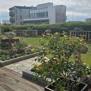 チャペルの外にはお庭があり、挙式中、じっとしてられない子供ゲストが遊んだりもするそうです。