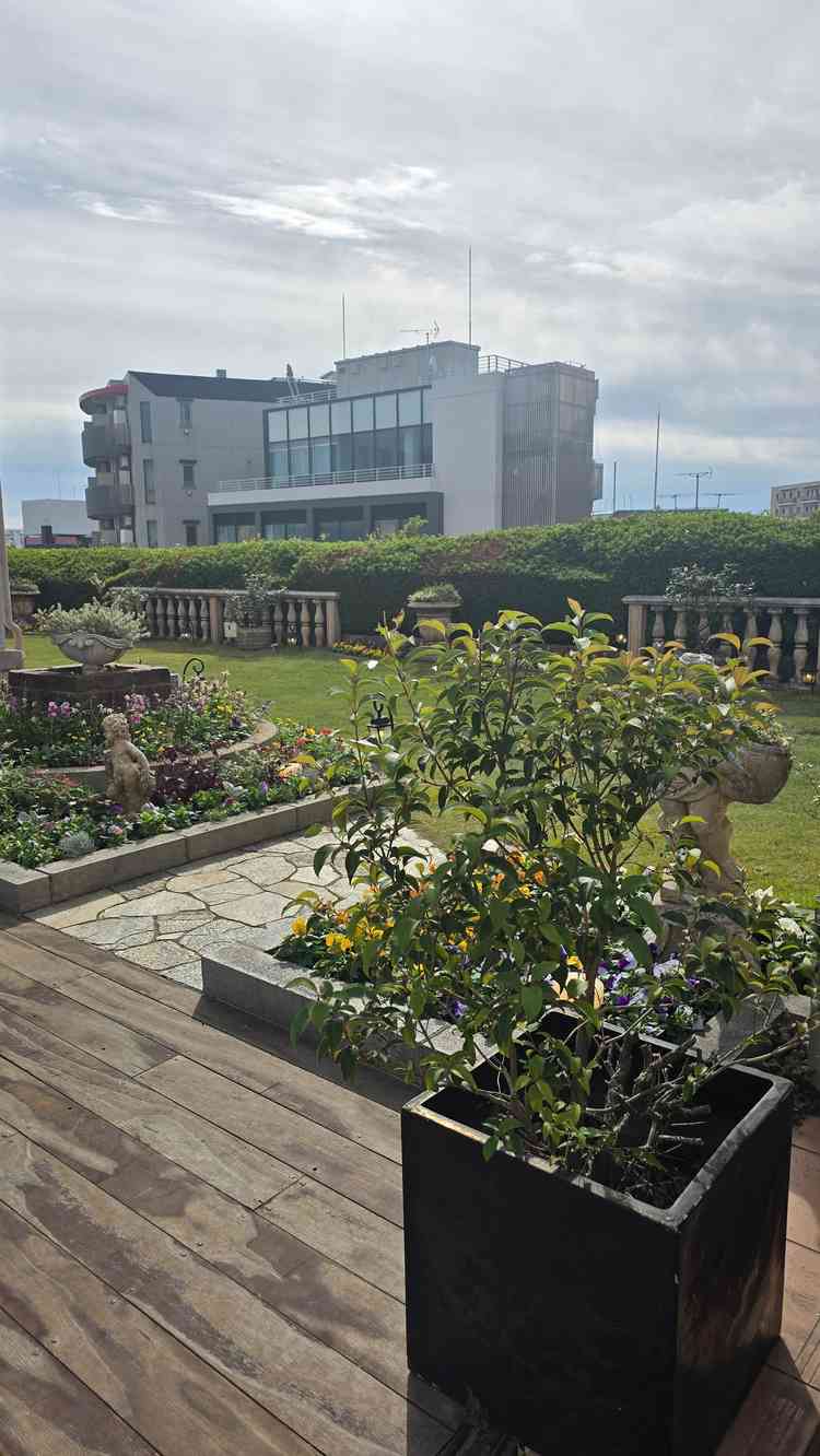 チャペルの外にはお庭があり、挙式中、じっとしてられない子供ゲストが遊んだりもするそうです。