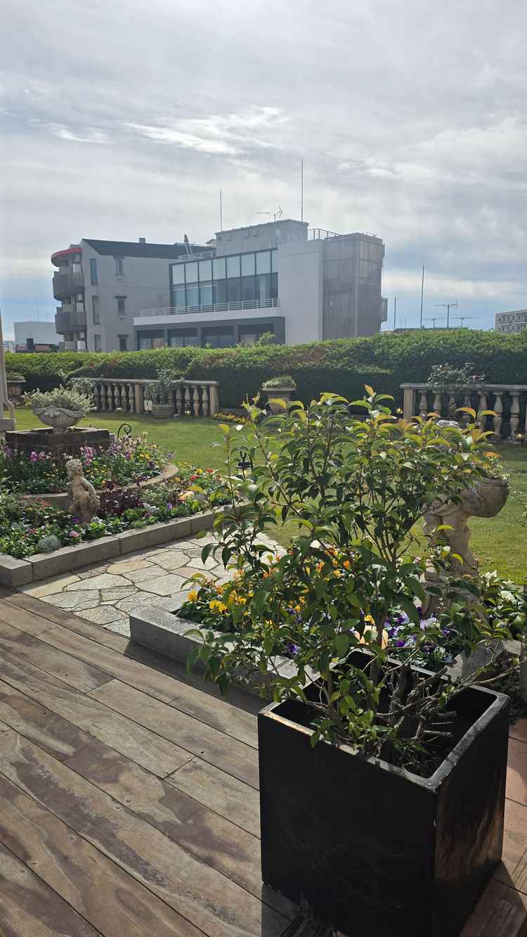 チャペルの外にはお庭があり、挙式中、じっとしてられない子供ゲストが遊んだりもするそうです。