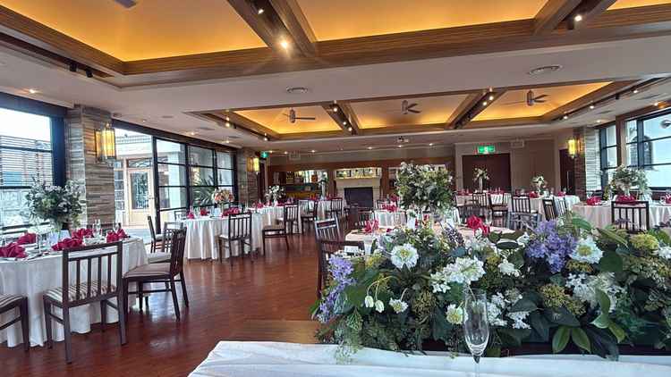 ひな壇がないので視線が一緒。全体をよく見渡せる。テーブルからソファに変更することも出来る。