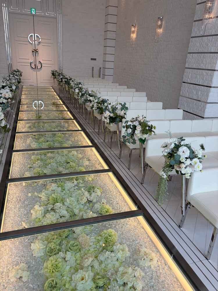 チャペルの下。下はキラキラと緑のお花でウエディングドレスも映えるようになっている。