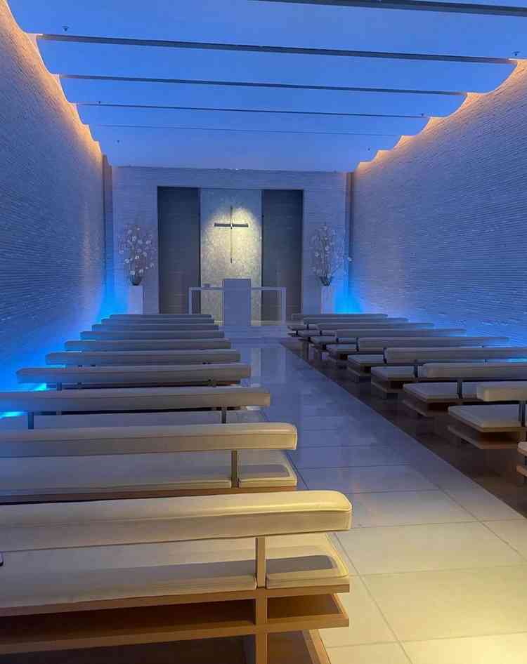 電気をつけると、さらに幻想的になります。