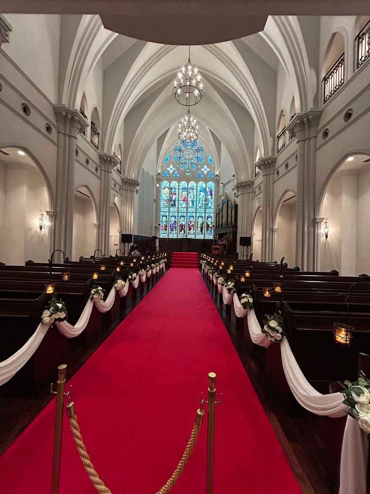 チャペル入り口からの景色。2階にあるとは思えない天井の高さ。