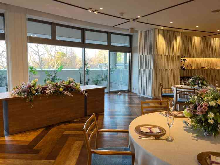 扇形の披露宴会場で、全員からの距離を近く感じられる