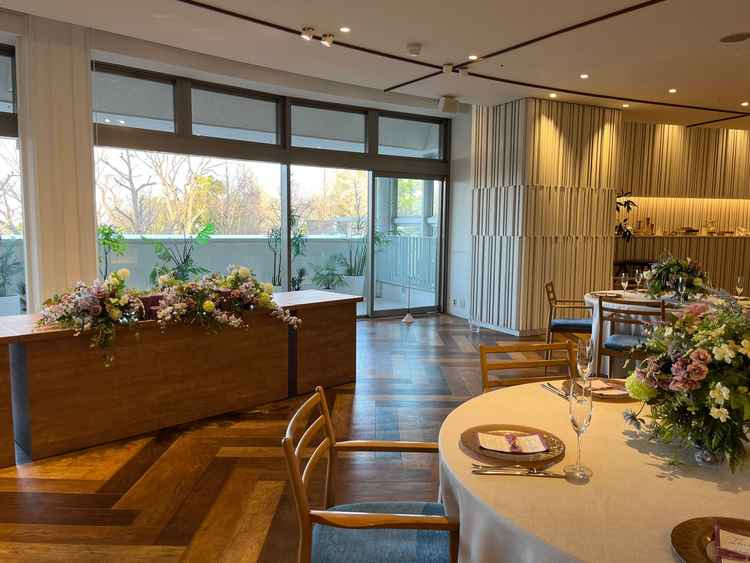 扇形の披露宴会場で、全員からの距離を近く感じられる