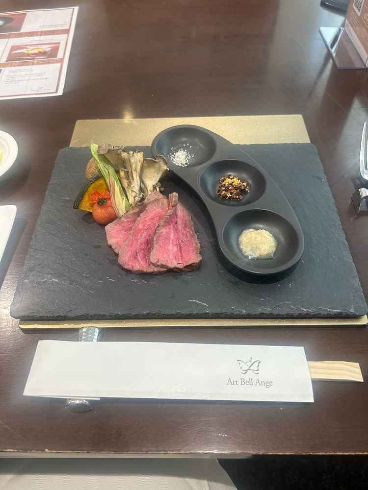 メイン料理をいただきました。3種の付け合わせがとても美味しいです！