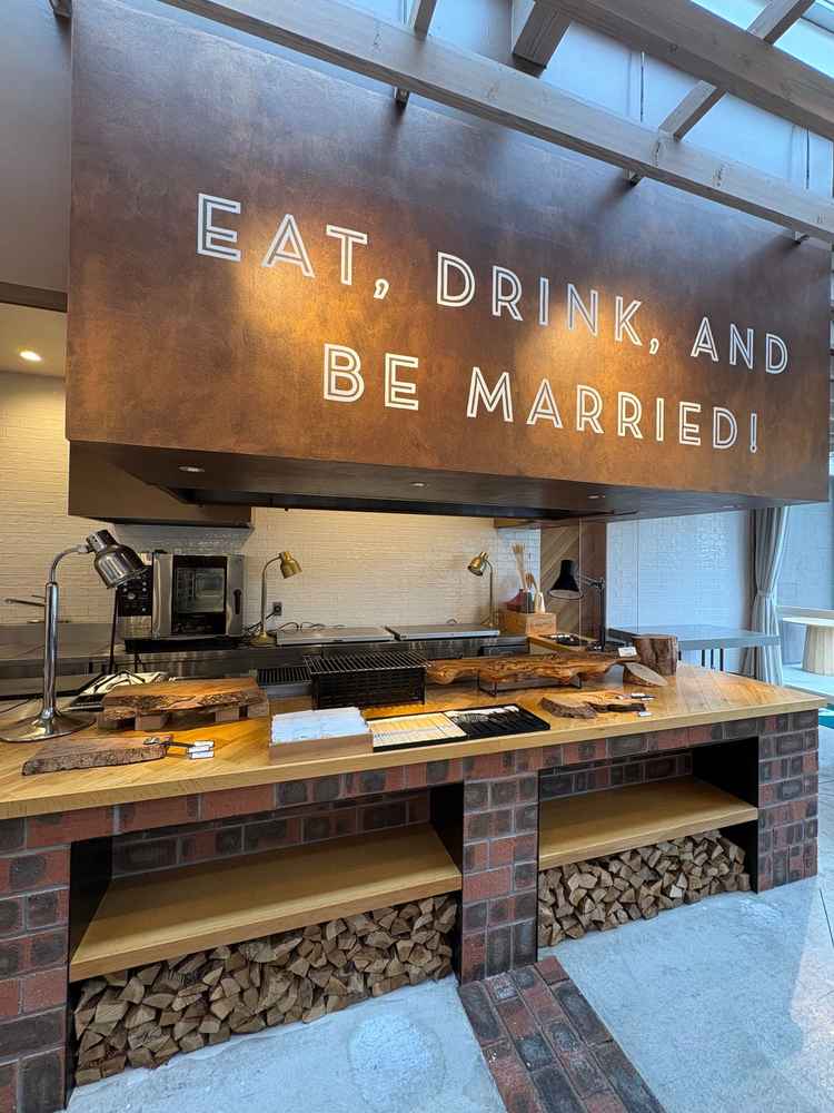 披露宴会場とは別会場でお肉料理は目の前で焼いてそのまま提供してくれるのが魅力的でした。