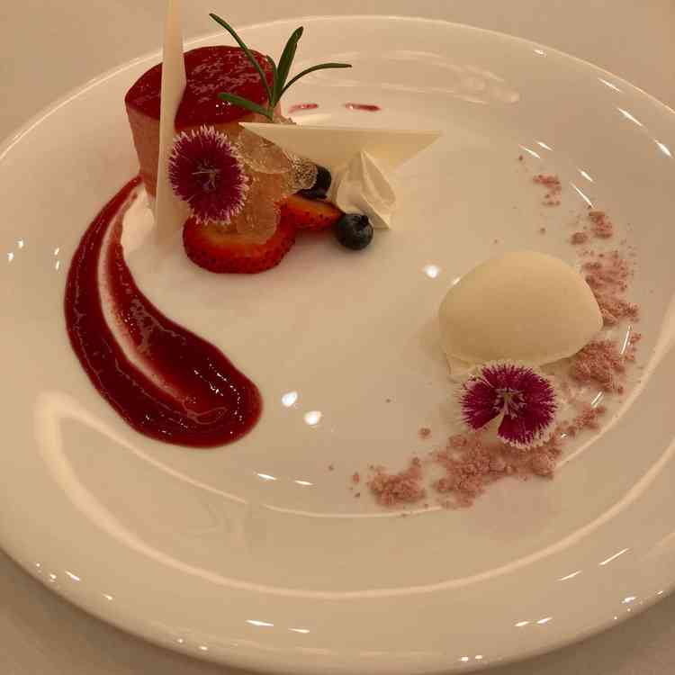 デザートに、アイスクリームとイチゴのムースがとても美味しかったです。