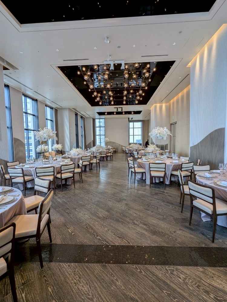 披露宴会場は天高が高くて圧迫感を感じさせない