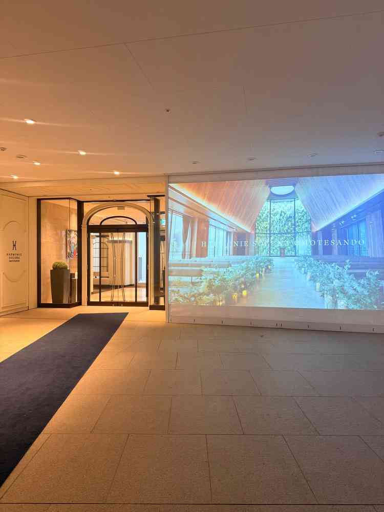 入口から自分たちのムービーを流せるという事で、参列前からワクワクする様な仕掛けがありました。