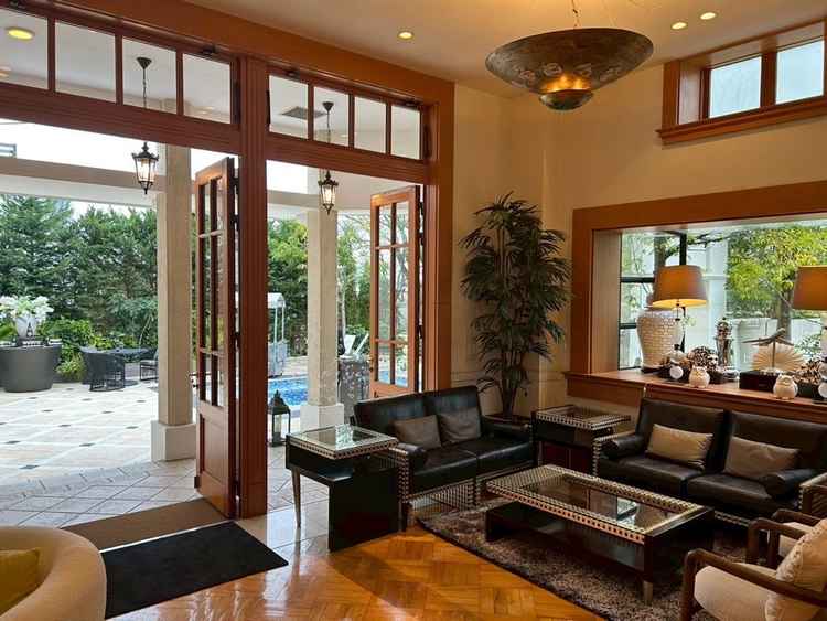 挙式後の待合スペース。天気がよければ外にも出れて、待つ時間もゲストに楽しんでいただけそうです。