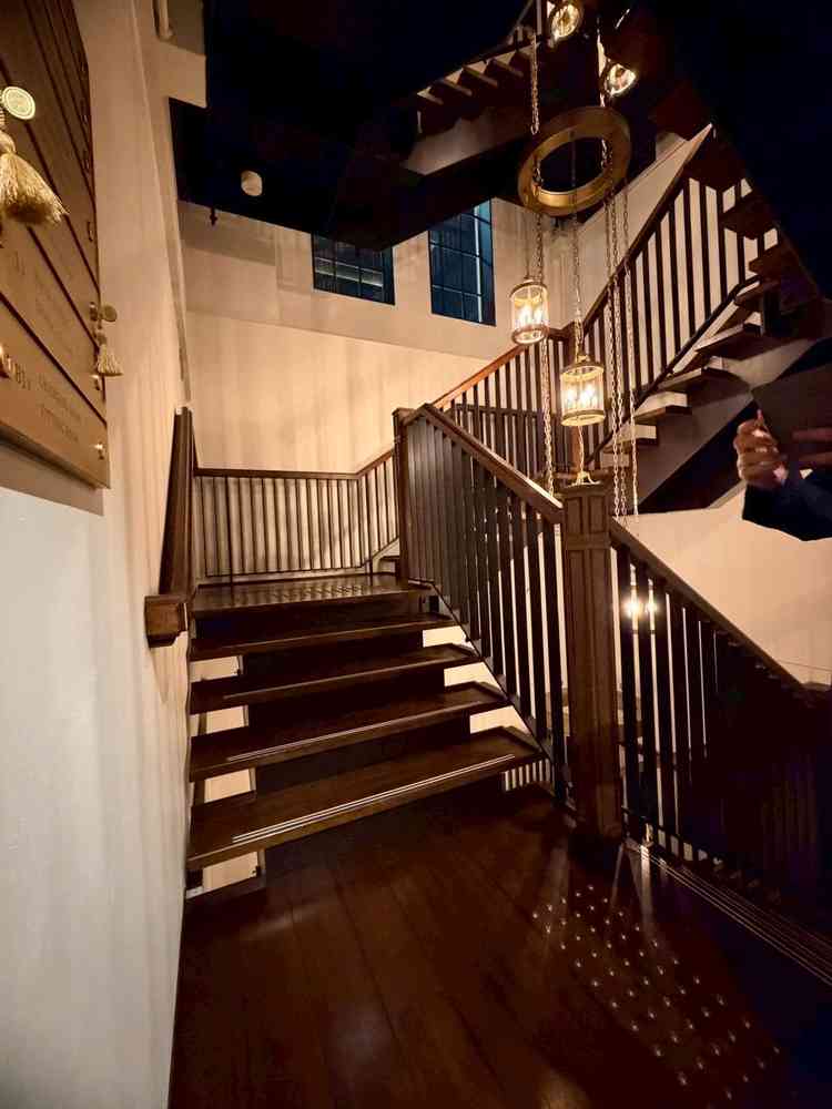 会場内の螺旋階段です。