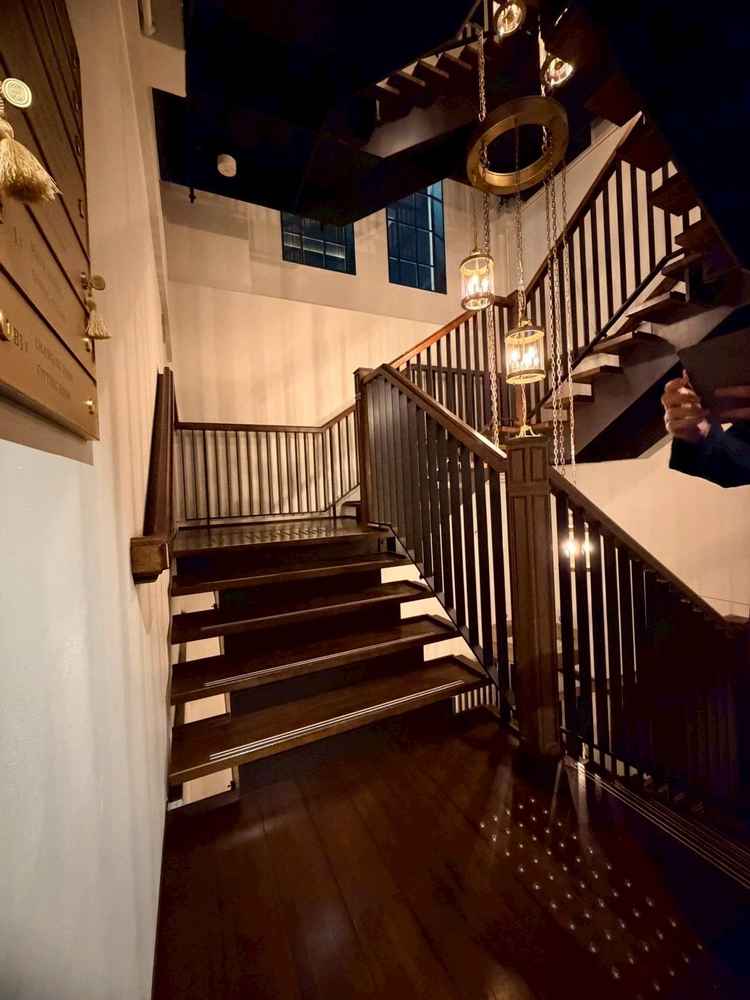 会場内の螺旋階段です。