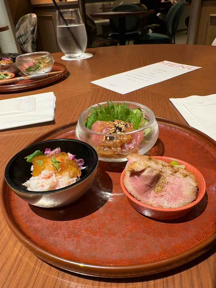 鮮魚のカルパッチョソイジンジャーヴィネグレット、ズワイガニ 三杯酢ジュレ、合鴨醤油煮　どれも見た目味