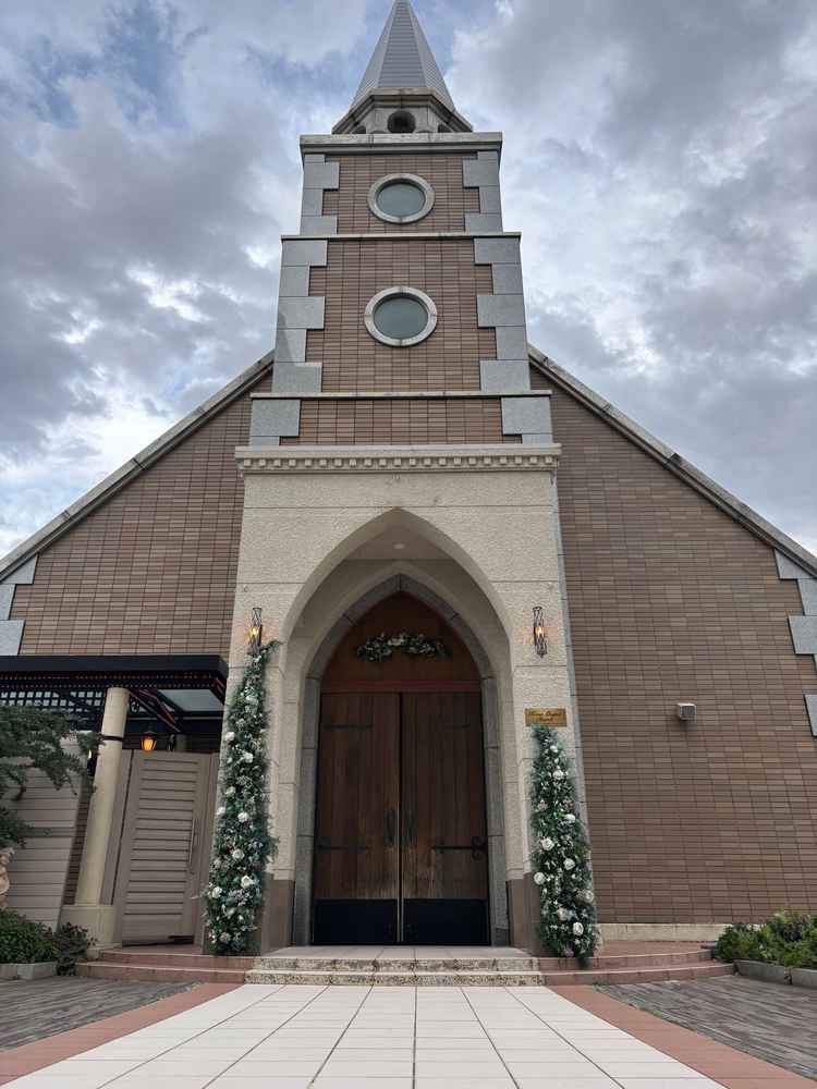 チャペルへの入り口。小さな庭があり9階という高さにあるのが良い。