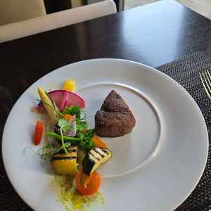 肉厚なメインのお肉料理は、見た目からして非常に豪華で、ひと口食べるのが楽しみになるクオリティでした。